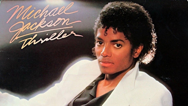 Michael Jackson prend la pose en habit, couché sur le côté. Son nom ainsi que le titre Thriller sont inscrits en lettres attachées. 