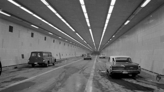 Cinq voitures circulent dans le pont-tunnel Louis-Hippolyte-La Fontaine.