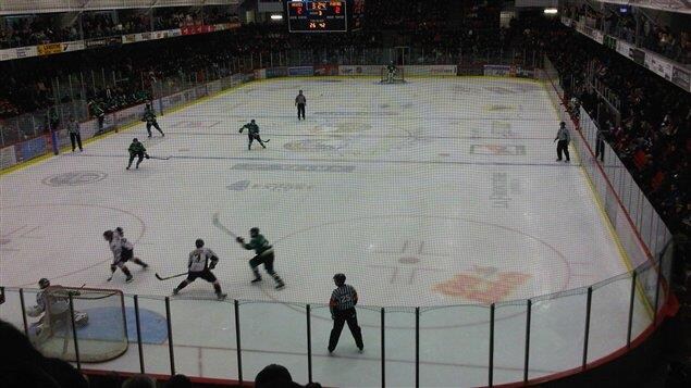 Partie de hockey entre les Huskies et les Foreurs à l'aréna Iamgold.