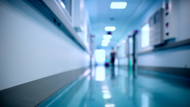 Un couloir d'hôpital.
