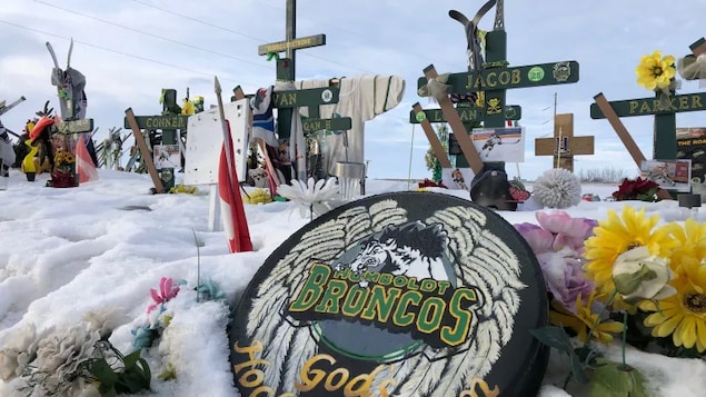 A memorial set up to remember the 16 people killed in the April 6, 2018, crash. (Karen Pauls/CBC)