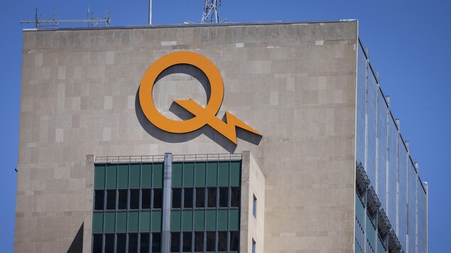 Le logo d'Hydro-Québec au sommet du bâtiment abritant son siège social, à Montréal.