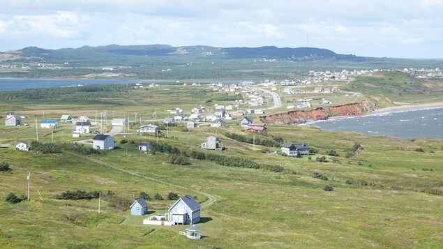 Vue sur des maisons et la mer, avec les collines de Bassin à l'arrière