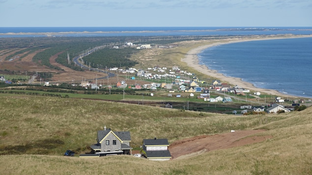 Un paysage de bord de mer avec plusieurs maisons colorées.