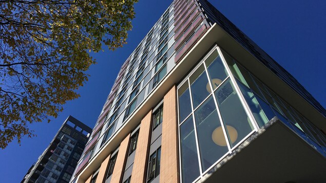 Vue d'en bas de l'immeuble de plusieurs étages Vue d'en bas de l'immeuble de plusieurs étages