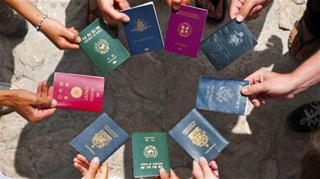 Des passeports de pays différents.