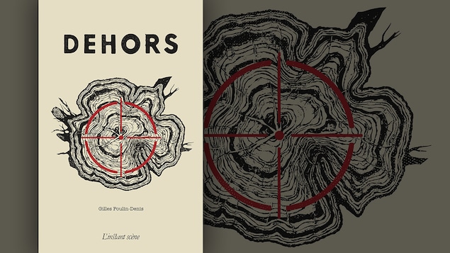 La couverture du livre « Dehors » de Gilles Poulin-Denis : vue en coupe d'une souche d'arbre illustrée sur laquelle est dessinée une cible rouge. La couverture du livre « Dehors » de Gilles Poulin-Denis : vue en coupe d'une souche d'arbre illustrée sur laquelle est dessinée une cible rouge.