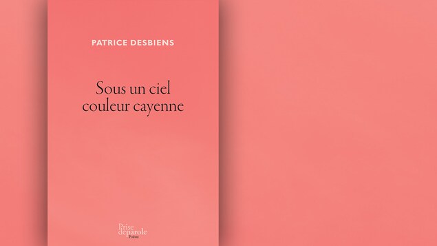 La couverture du livre « Sous un ciel couleur cayenne » de Patrice Desbiens : le titre en noir et le nom de l'auteur en blanc sur fond rougeâtre. La couverture du livre « Sous un ciel couleur cayenne » de Patrice Desbiens : le titre en noir et le nom de l'auteur en blanc sur fond rougeâtre.
