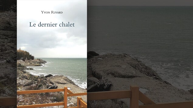 La couverture du livre « Le dernier chalet » d'Yvon Rivard : vue du littoral avec une barrière de bois au premier plan. La couverture du livre « Le dernier chalet » d'Yvon Rivard : vue du littoral avec une barrière de bois au premier plan.