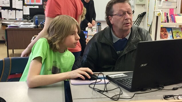 Les élèves de l'école Kinojevis à McWatters donnent des conseils aux adultes sur les différents réseaux sociaux, l'utilisation des tablettes, téléphones intelligents ou ordinateur. Les élèves de l'école Kinojevis à McWatters donnent des conseils aux adultes sur les différents réseaux sociaux, l'utilisation des tablettes, téléphones intelligents ou ordinateur.