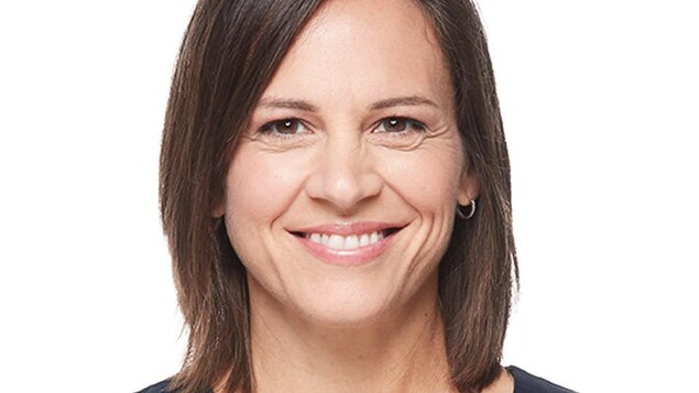 Une femme souriante en gros plan. Elle a les cheveux et les yeux bruns. Une femme souriante en gros plan. Elle a les cheveux et les yeux bruns.