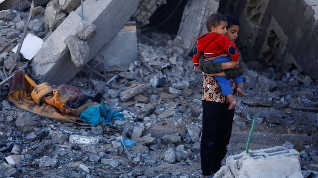 Deux enfants dans des ruines à Gaza. 