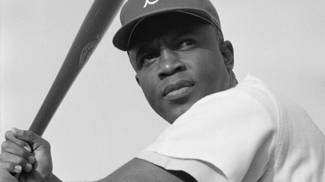 Jackie Robinson en 1954 en pleine action sur le terrain de baseball