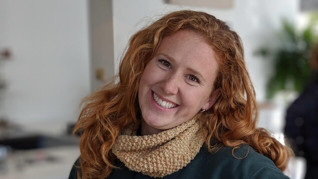 Janelle Rémillard porte un tricot ayant un logo des Jardins St-Léon.