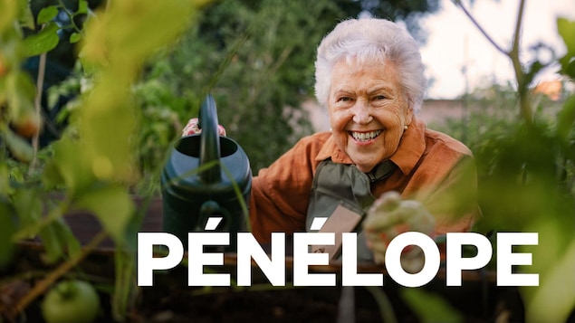Une vieille dame sourit à la caméra alors qu'elle est en train de jardiner avec un arrosoir.