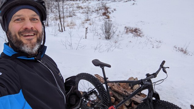 André Dumais prend un autoportrait avec son vélo à larges pneus pour la neige.