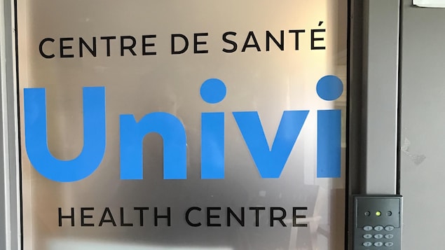 Les écriteaux centre de santé Univi sur la porte de la clinique de Noëlville. 