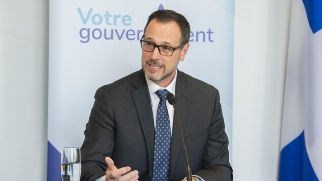 Jean-François Roberge s'adresse aux médias.