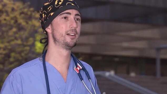 un homme en tenue de personnel d'hôpital.