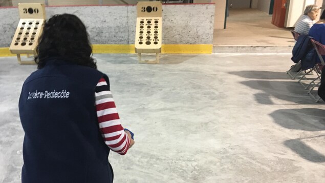 Micheline Langevin effectue ses lancés de la main gauche à cause d'une blessure. Micheline Langevin effectue ses lancés de la main gauche à cause d'une blessure.