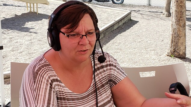 Joanne Colliou en entrevue dans la cour de l'École du Précieux-Sang à Saint-Boniface.