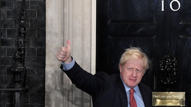 Boris Johnson brandit le pouce de la victoire.