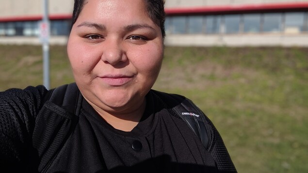 Joly Louise Pinette Moreau devant le cégep de Sept-Îles