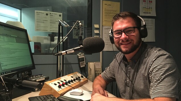 Jonathan Lapointe, candidat du Parti Libéral du Québec dans René-Lévesque, sur la Côte-Nord (en studio à Radio-Canada) Jonathan Lapointe, candidat du Parti Libéral du Québec dans René-Lévesque, sur la Côte-Nord (en studio à Radio-Canada)
