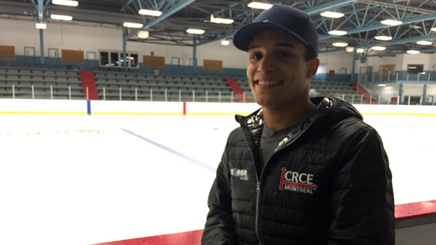 Jordan Pierre-Gilles, patineur de vitesse courte piste, prend la pose à l'aréna Eugène-Lalonde de Sherbrooke