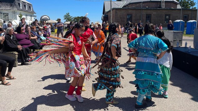 Des jeunes ont participé au pow-wow traditionnel en début d'après-midi.