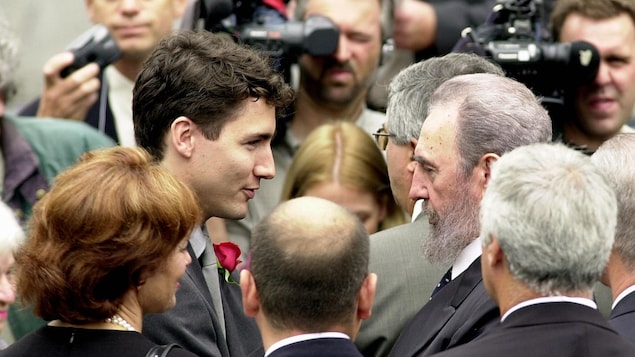 Fidel Castro a offert ses condoléances à Justin Trudeau, lors des funérailles de Pierre Trudeau, le 3 octobre 2000.