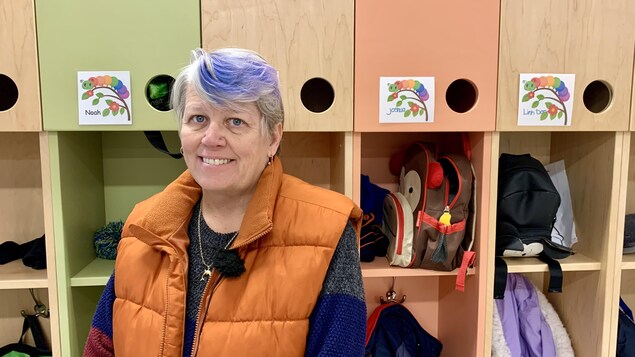 Kathleen Couture devant des casiers pour enfants. 