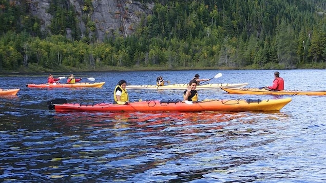 Des jeunes en kayak sur la Côte-Nord