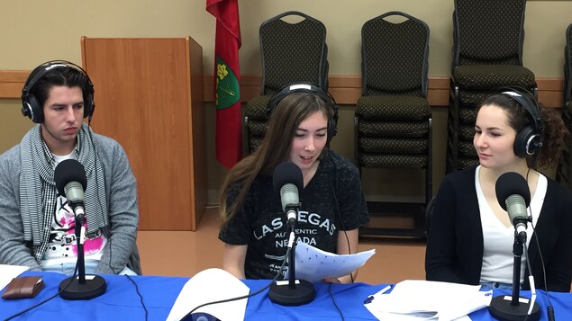 L'élève Karigan Boudreau assise devant son micro. 