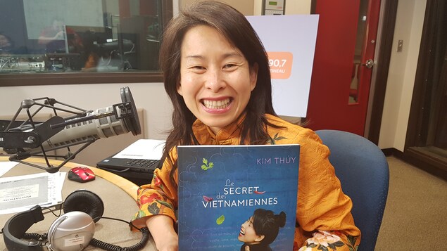 Kim Thuy dans le studio de Sur le vif avec son livre dans ses mains Kim Thuy dans le studio de Sur le vif avec son livre dans ses mains