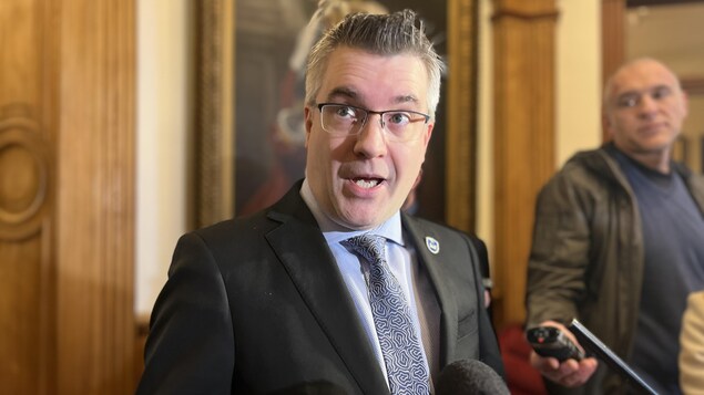 Kris Austin en mêlée de presse.