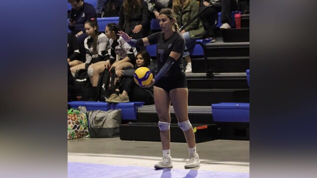 Kyra Turmier en train de se préparer à faire un service.