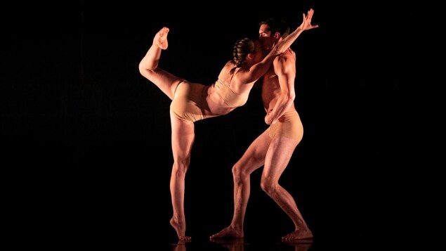 Deux danseur en position de danse. 