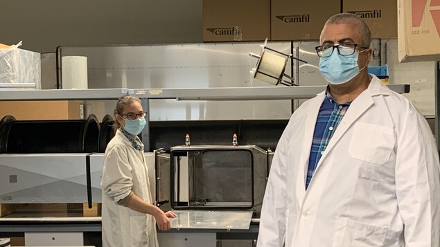 Clothilde Brochot et Ali Bahloul dans leur laboratoire.