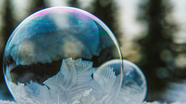 Une bulle photographiée à l'extérieur dans laquelle apparaissent des cristaux de glace.
