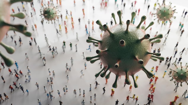 Des coronavirus en suspension au-dessus d'une foule.