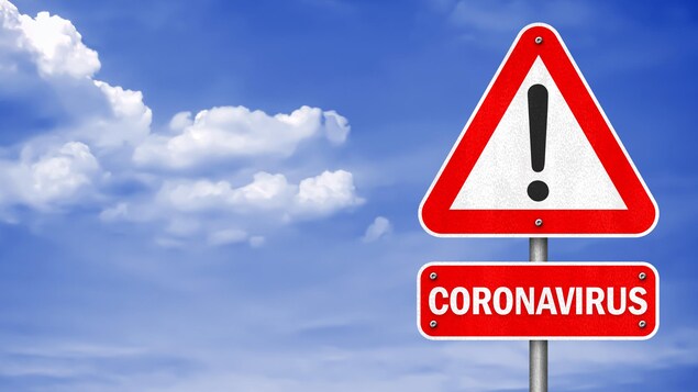 Un panneau de signalisation indiquant une alerte au coronavirus.