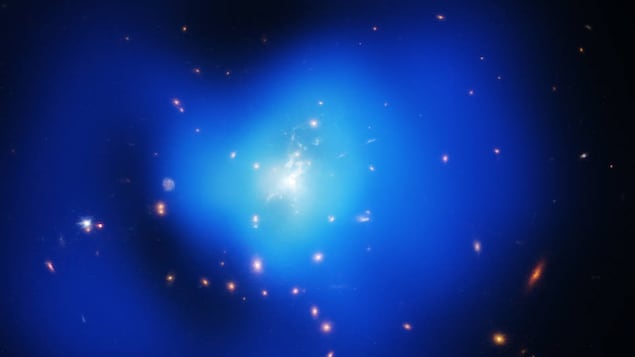 Image d'un amas de galaxies, de gaz chauds et de matière noire, ce qui représenterait les plus grandes structures de l'Univers maintenues par la gravité.