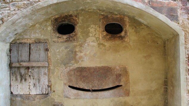 Le mur d'une maison avec ses ouvertures qui illustrent le phénomène de la paréidolie.