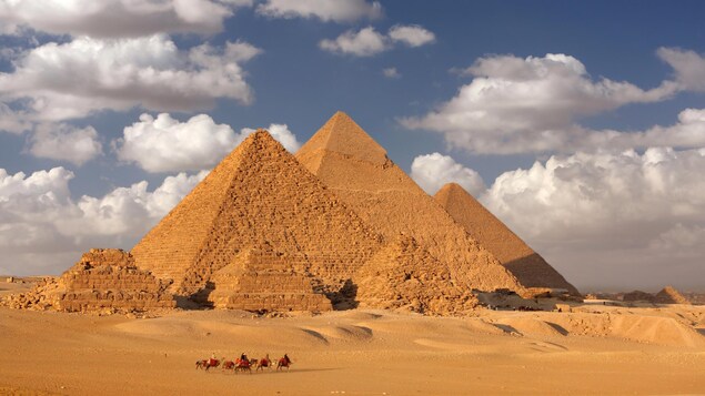 Vue des pyramides de Gizeh en Égypte.
