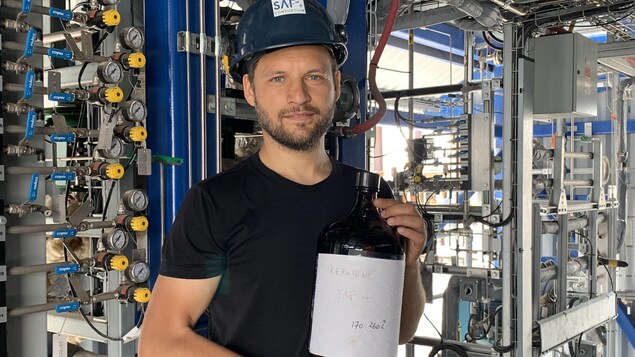 Alexandru Iordan du consortium SAF+ montre un cruchon de kérosène synthétique produit à partir du CO2 rejeté par une usine de produits chimiques dans l’Est de Montréal. 