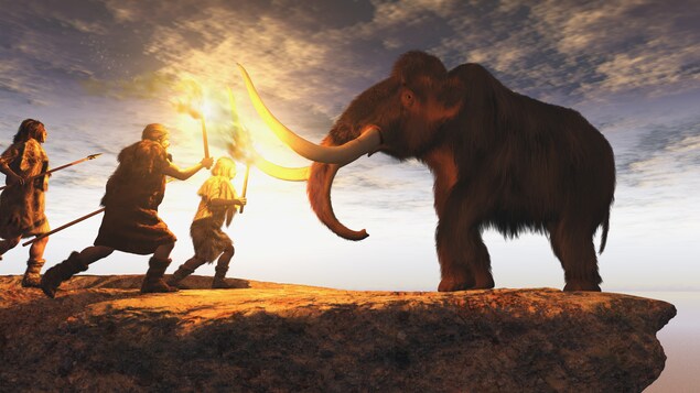 Des hommes préhistoriques chassent un mammouth 