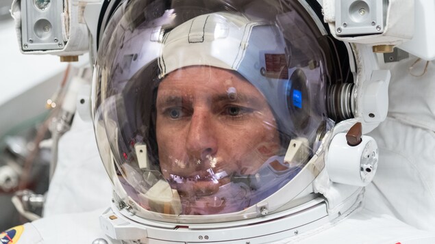 Test de la combinaison spatiale de l'astronaute canadien David Saint-Jacques dans une chambre à vide.