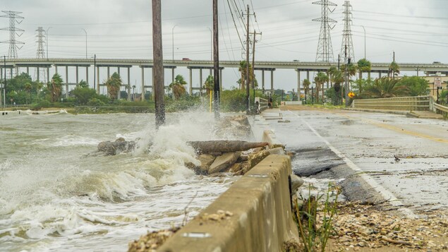 Des vagues déferlent sur une route en bordure de la baie de Galveston au Texas pendant l'ouragan Harvey en 2017.