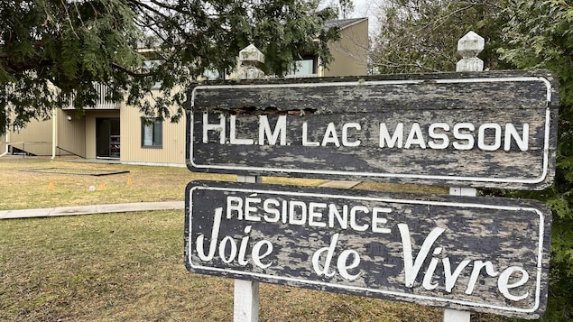 Un panneau du HLM Lac Masson annonçant la Résidence Joie de Vivre.